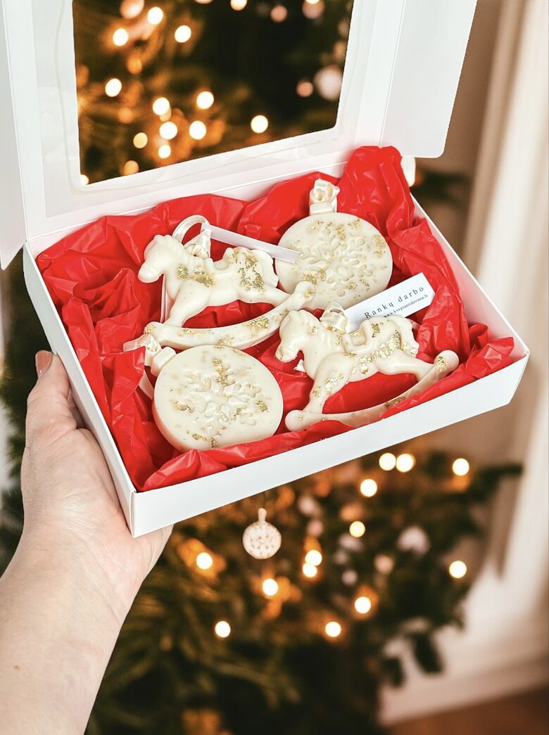 Kvepiantys eglutės žaisliukai IŠ VAŠKO, dovanų dežutėje 4vnt