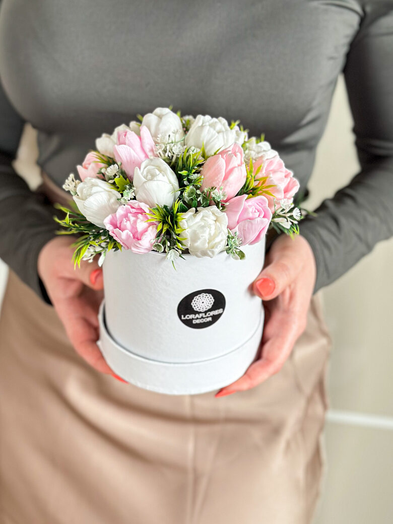 Dekoratyvinė kietojo muilo kompozicija TULPIŲ ŠVELNUMAS (M)