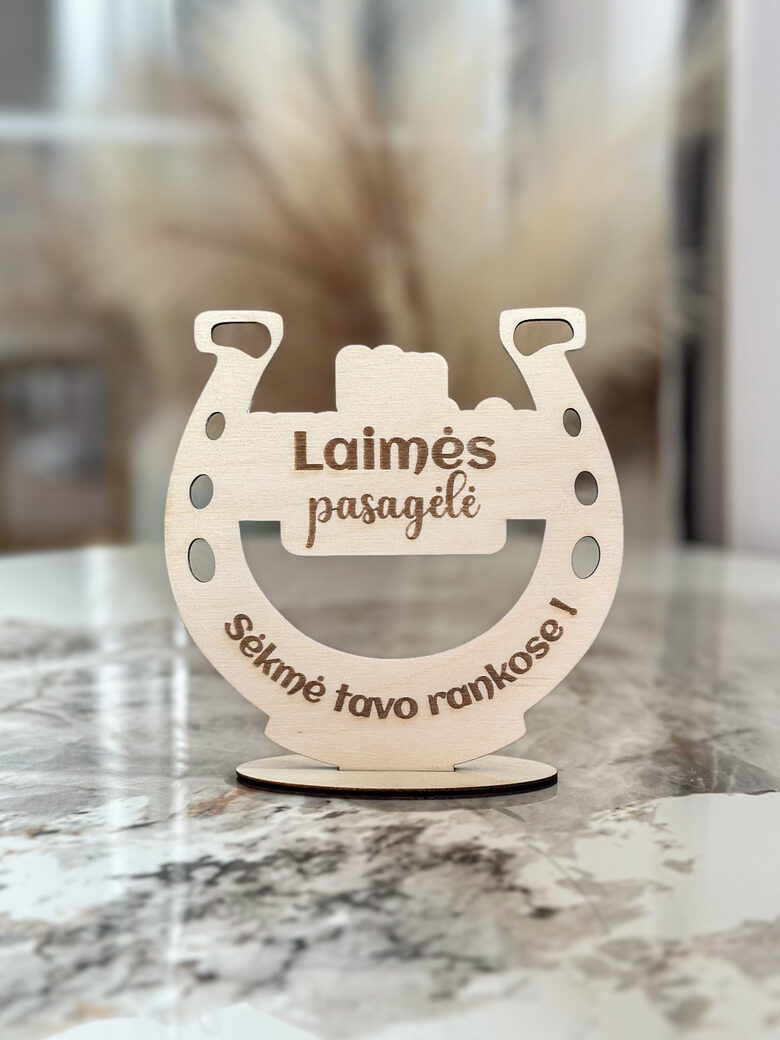 Medinė lentelė su stoveliu LAIMĖS PASAGĖLĖ