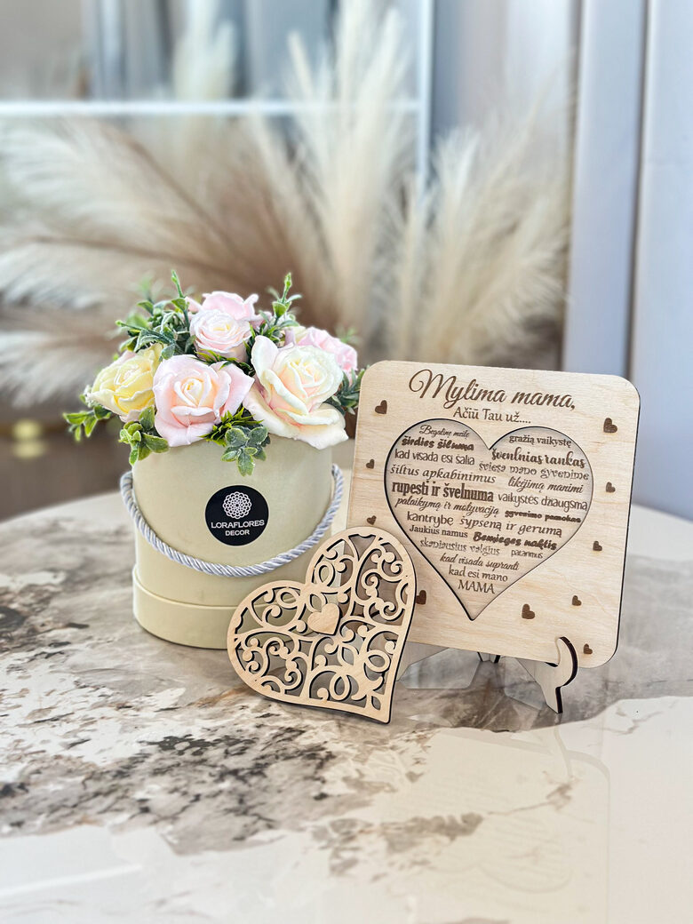 Medinė lentelė su viduje paslėptu užrašu AČIŪ TAU UŽ...