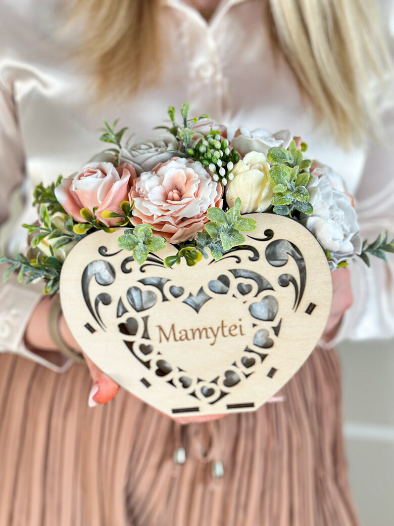Kietojo muilo gėlių puokštė medinėje dežutėje MAMYTEI, ML
