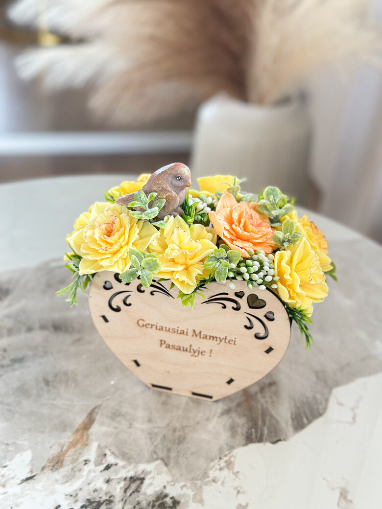 Muilo gėlių puokštė mamai medinėje dežutėje NARCIZAI, M