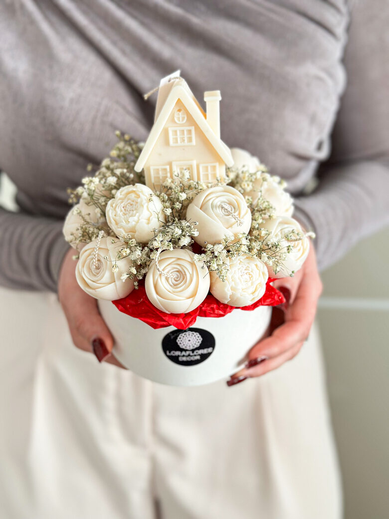 Vaško gėlių - žvakių kompozicija LAIMĖS NAMELIS, M