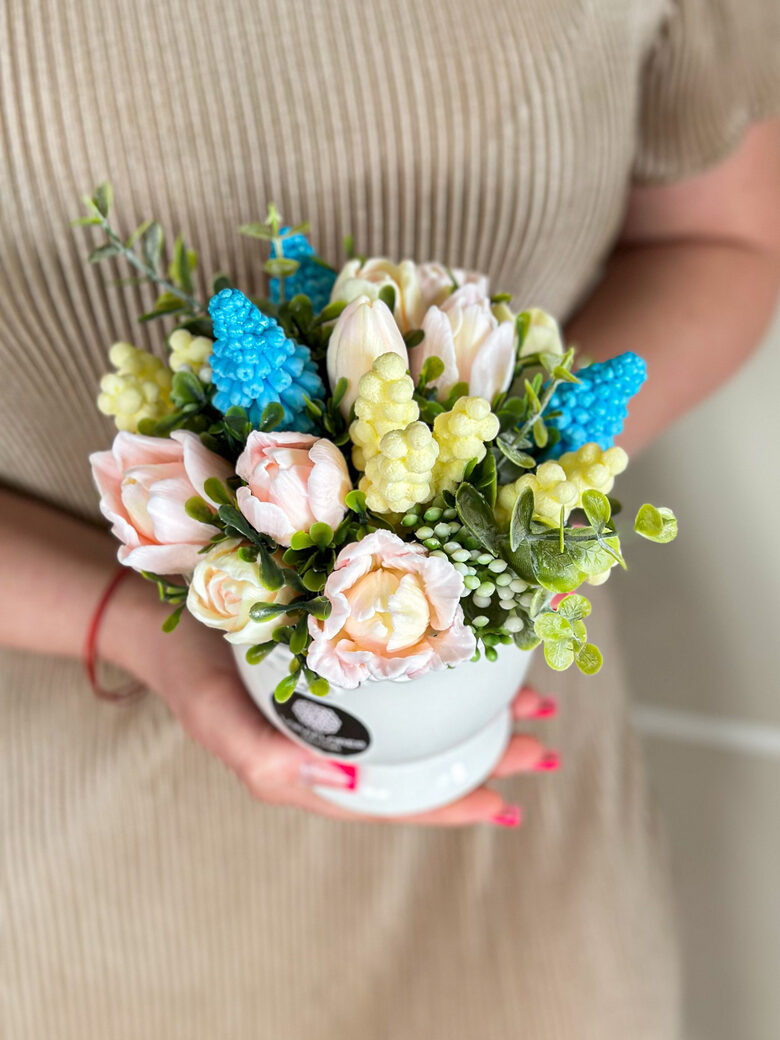 Dekoratyvinė kietojo muilo gėlių puokštė vazoje PAVASARINIAI ŽIEDAI, M