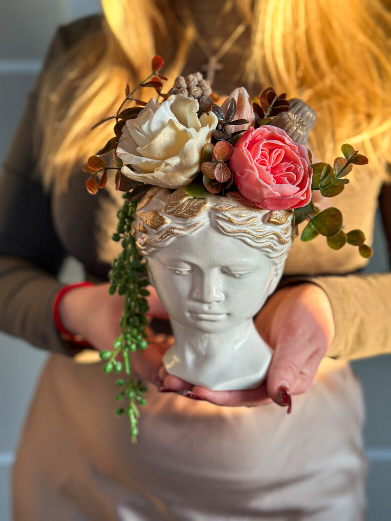 Dekoratyvinė kietojo muilo gėlių kompozicija rankų darbo vazoje AUKSINĖ PANELĖ (M)