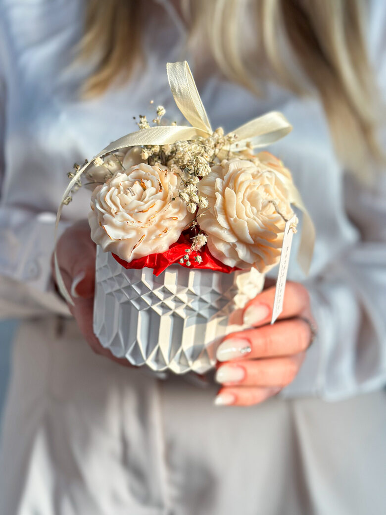 Vaško gėlių - žvakių puokštelė TRAPUMAS, S