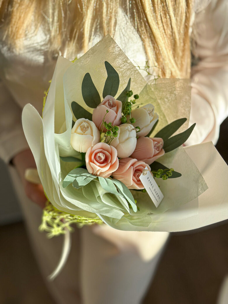 Vaško - žvakių puokštė 7 PASTELINĖS TULPĖS