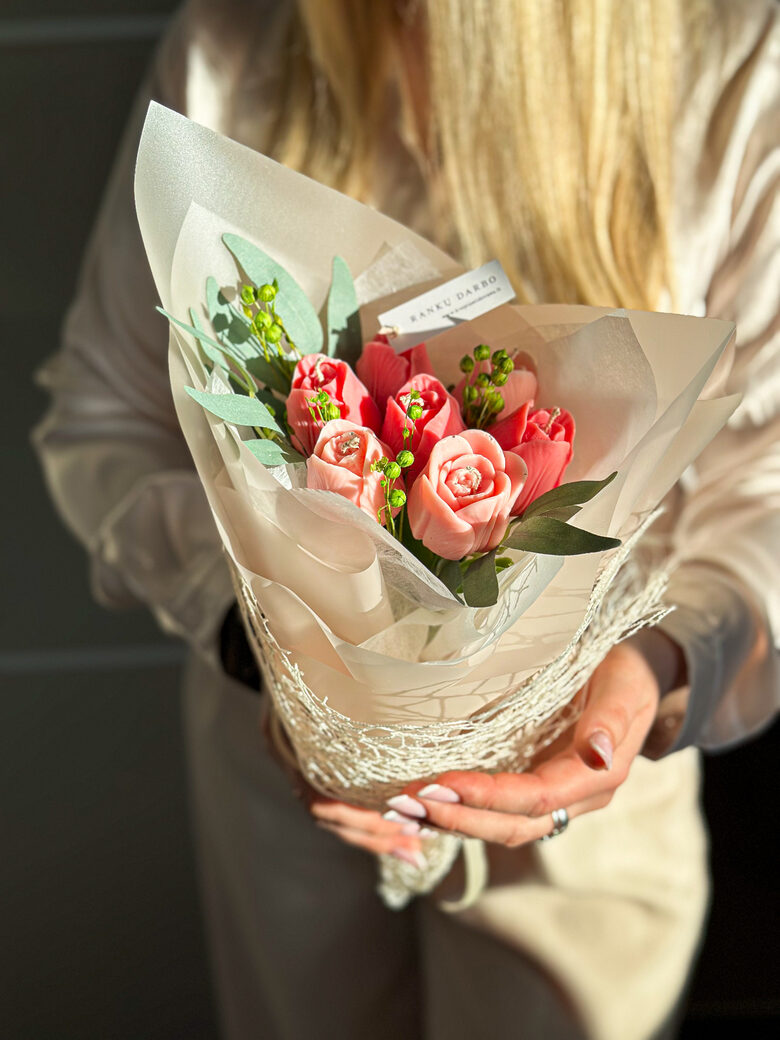 Vaško - žvakių puokštė 7 ROŽINĖS TULPĖS