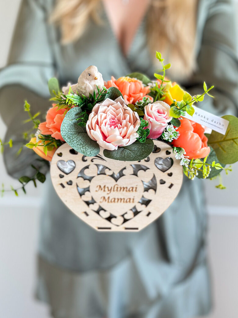 Muilo gėlių puokštė mamai medinėje dežutėje DŽIAUGSMO PAUKŠTĖ, M