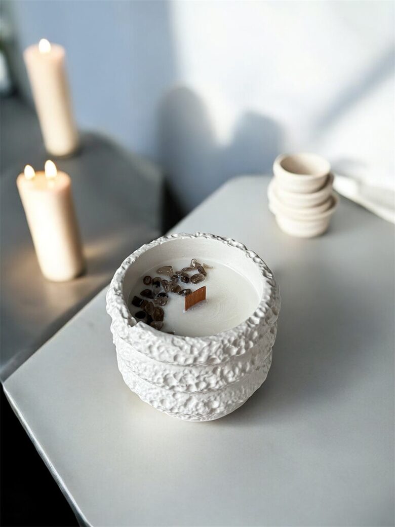 Kvepianti kokosų vaško žvakė su medine dagtimi rankų darbo indelyje GREY OUD