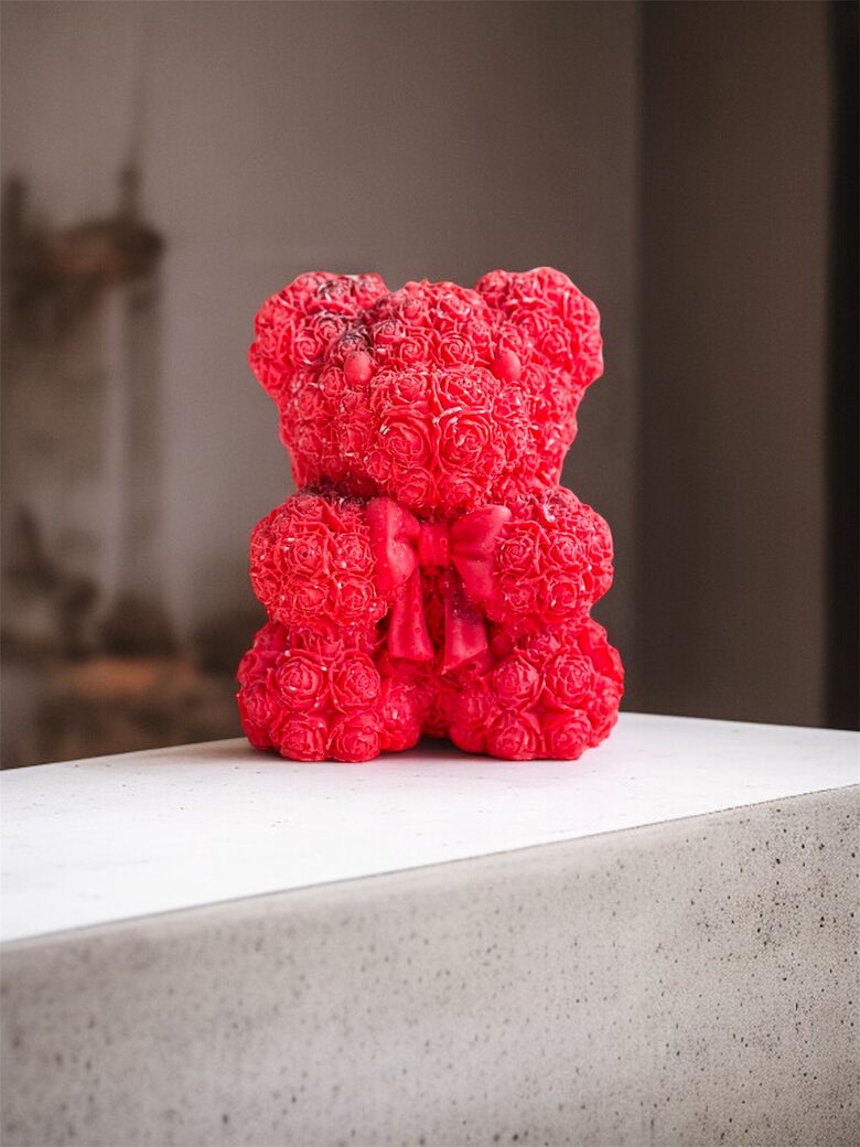 Sojų vaško žvakė ROŽIŲ MEŠKIUKAS su kaspinėliu, XL (red)