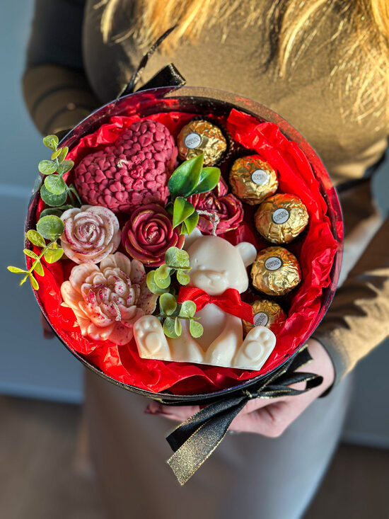 Žvakių (vaško gėlių) dežutė su saldainiais ROMANTIŠKAS MOMENTAS