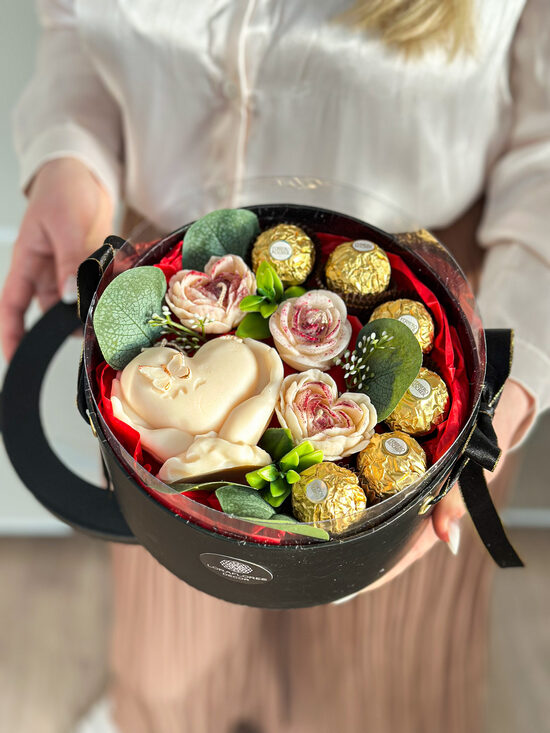 Žvakių (vaško gėlių) dežutė su saldainiais SALDUS MOMENTAS NR2