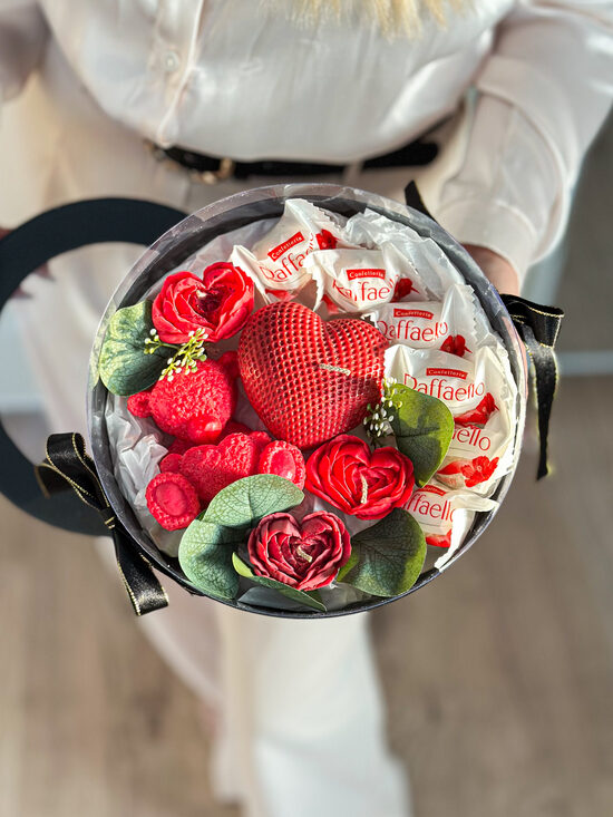 Žvakių (vaško gėlių) dežutė su saldainiais ROMANTIŠKAS MOMENTAS NR2