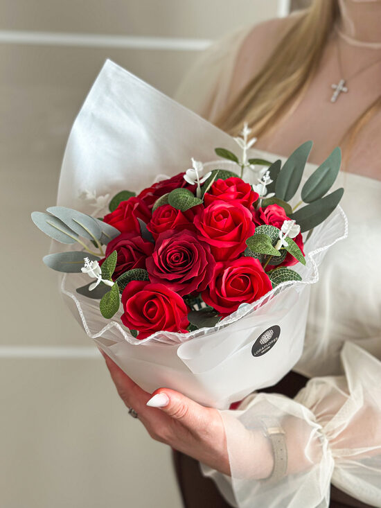 13 Muilo rožių puokštė BURGUNDY RED