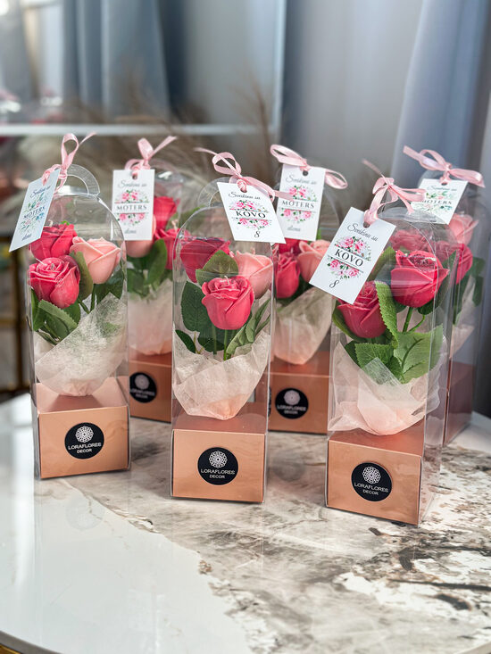 Vaško rožių (žvakių) puokštelė dežutėje SU KOVO8