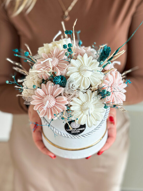 Vaško gėlių (Žvakių) ir džiovintų augalų puokštė DANGIŠKOS RAMUNĖS, M