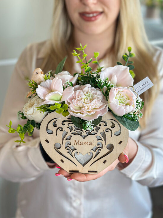 Muilo gėlių puokštė mamai medinėje dežutėje LAIMĖS PAUKŠTĖ, M