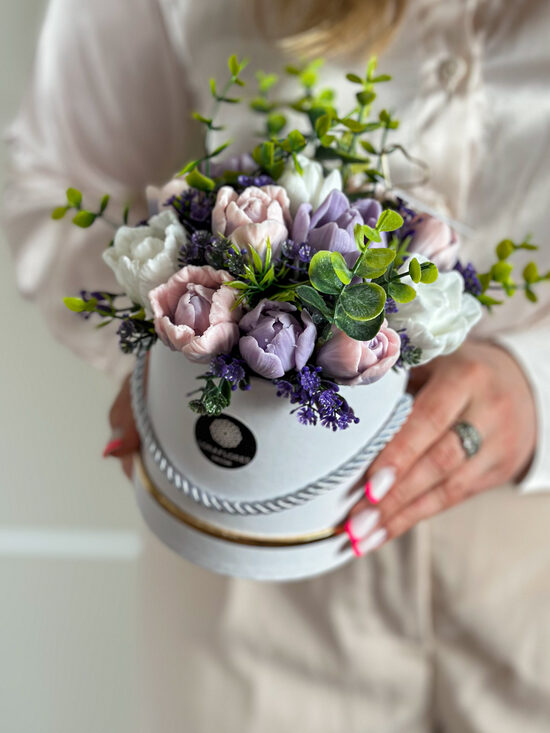 Dekoratyvinė kietojo muilo tulpių puokštė VIOLETINĖ, (M)