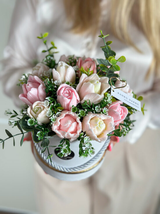 Dekoratyvinė kietojo muilo tulpių puokštė RAUSVOJI, (M)