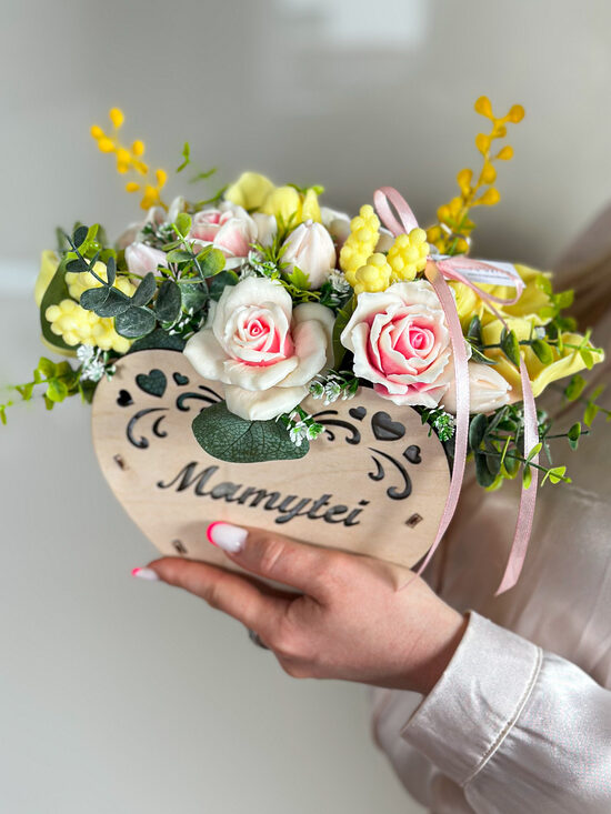 Kietojo muilo gėlių puokštė medinėje dežutėje MAMAI, L