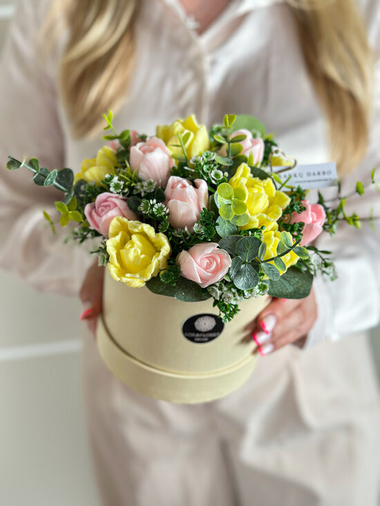 Dekoratyvinė kietojo muilo tulpių puokštė RAUSVAI-GELTONA, (M)