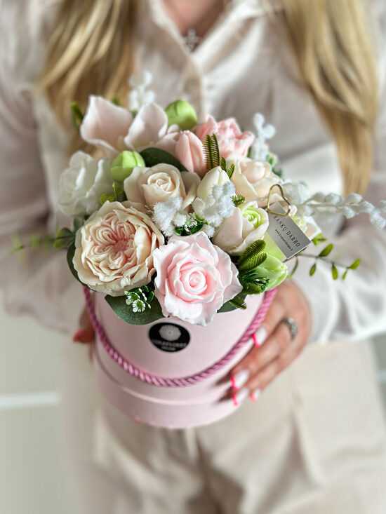 Dekoratyvinė kietojo gėlių bijūnų puokštė EVELINA, M