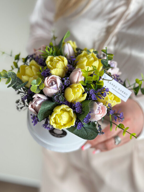 Dekoratyvinė kietojo muilo tulpių puokštė GELTONAI-VIOLETINĖ, (M)