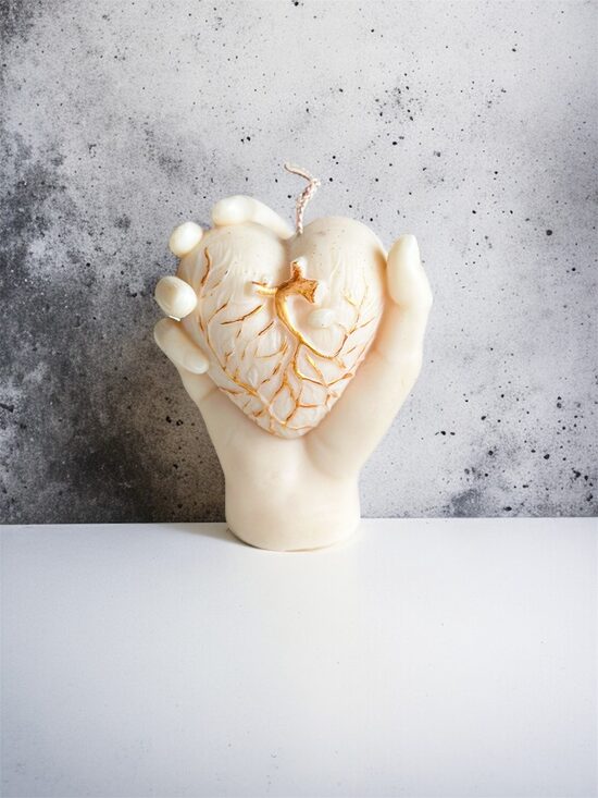 Sojų vaško žvakė ŠIRDELĖ RANKOJE